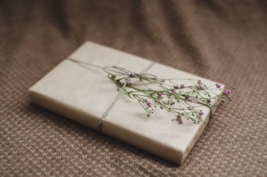  Çiçekle süslenmiş el işi kağıt bir hediye kutusu.