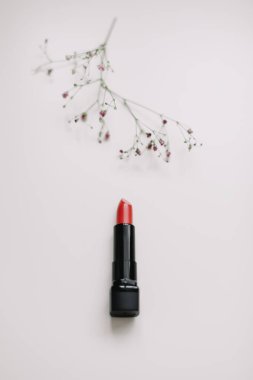 Beyaz arka planda güzel çiçekli ruj.