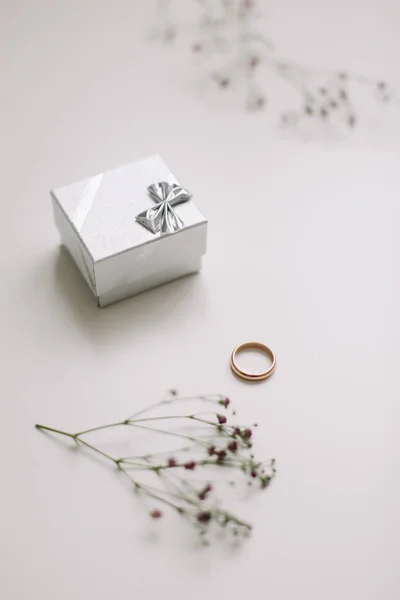 Anillo dorado y joyero y flores. Boda, Amor, San Valentín, Feliz Cumpleaños, Propuesta de matrimonio — Foto de Stock