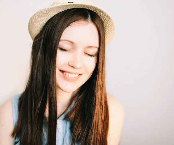 Portret van een mooie jonge glimlachende vrouw met zomerhoed op — Stockfoto