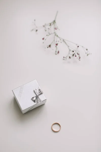 Złoty pierścionek, pudełko z biżuterią i kwiaty. Wesele, Romans miłość, Walentynki, Wszystkiego najlepszego, Propozycja koncepcji małżeństwa — Zdjęcie stockowe