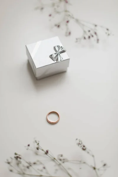 金戒指和珠宝盒还有鲜花结婚，爱情，情人节，生日快乐，求婚概念 — 图库照片