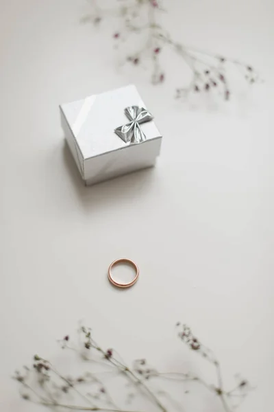 Anillo dorado y joyero y flores. Boda, Amor, San Valentín, Feliz Cumpleaños, Propuesta de matrimonio — Foto de Stock