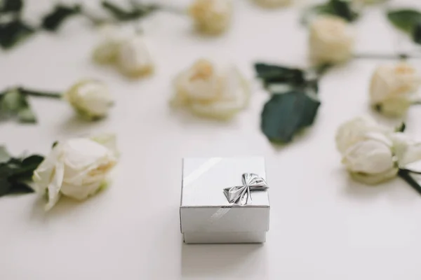 Caja del anillo de joyería y rosas blancas. Boda, Amor, San Valentín, Feliz Cumpleaños — Foto de Stock