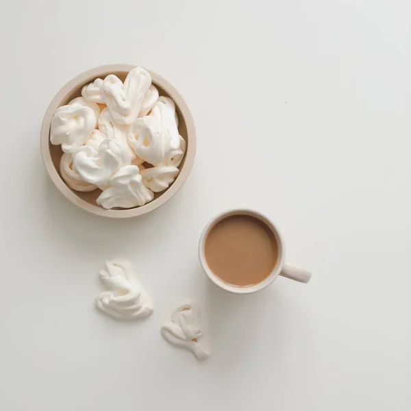 Frühstück mit einer Tasse Kaffee auf einer weißen Tischplatte, flache Lage — Stockfoto