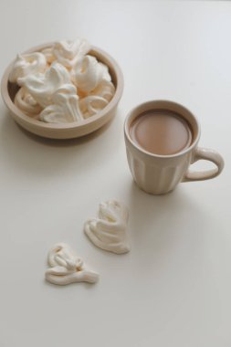 Beyaz masa manzaralı bir fincan kahveyle kahvaltı.