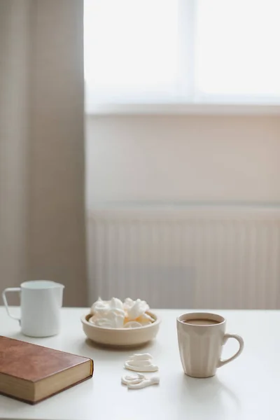 Завтрак с чашкой кофе на белом столе с видом сверху, плоская постель — стоковое фото