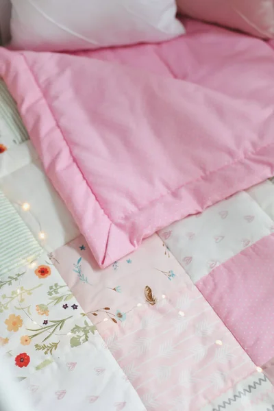 Manta rosa patchwork. Ropa de cama de bebé. Ropa de cama y textil para vivero. Siesta y tiempo de sueño —  Fotos de Stock