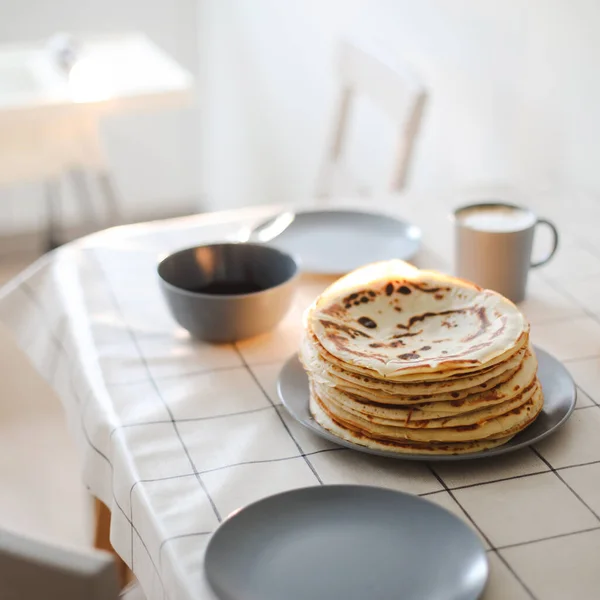 Stapelweise leckere hausgemachte Pfannkuchen auf einem Teller mit Kaffee. Guten Morgen, Frühstückskonzept. Food-Fotografie. Kopierraum, flache Lage — Stockfoto