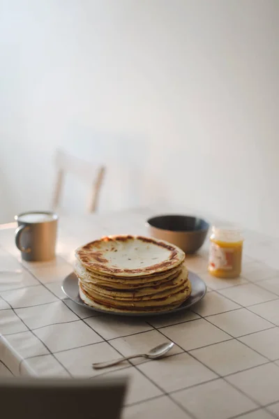 Stapelweise leckere hausgemachte Pfannkuchen auf einem Teller mit Kaffee. Guten Morgen, Frühstückskonzept. Food-Fotografie. Kopierraum, flache Lage — Stockfoto