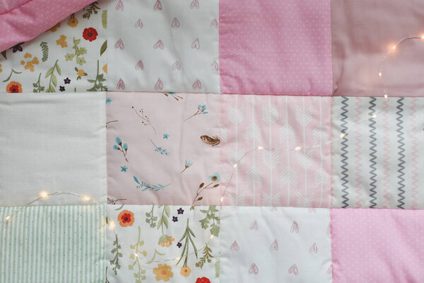 Розовое лоскутное одеяло. Детские кроватки. Постельное белье и текстиль для детской. Время сна и сна