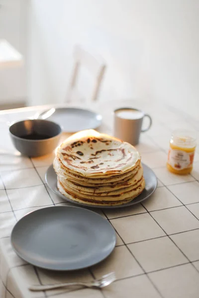 Setumpuk pancake buatan sendiri yang lezat di piring dengan kopi. Selamat pagi, konsep sarapan. Fotografi makanan. Salin ruang, berbaring datar — Stok Foto