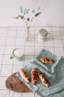 Mutfak masasında yeni pişmiş ev yapımı hamur işi. Kahvaltınız ve ekmekleriniz