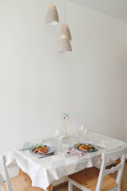 Masa evdeki yemek masasını hazırlıyor. Izgara biftek ve sebze.