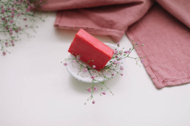 Seramik sabun ve çiçekli doğal el yapımı sabun, spa organik sabun, sürdürülebilir yaşam tarzı.