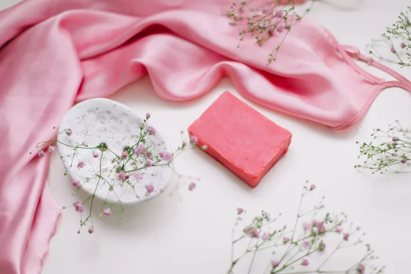 Натуральное мыло ручной работы с керамическим блюдом, розовое серебряное платье. Мыло. Спа, уход за кожей. Природные органические косметические средства — стоковое фото
