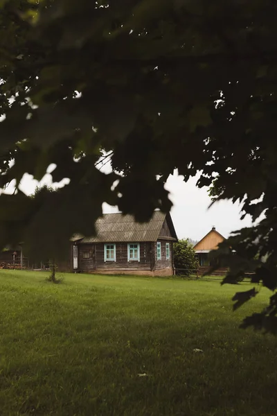 Літній мальовничий сільський пейзаж з дерев'яною заміською фермою — стокове фото