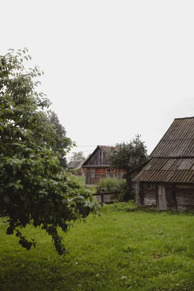 Paysage rural pittoresque d'été avec une ferme en bois — Photo