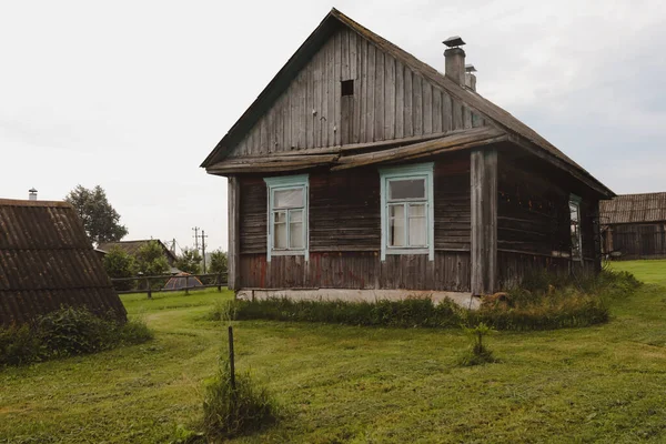 Sommer malerische ländliche Landschaft mit einem hölzernen Bauernhaus — Stockfoto