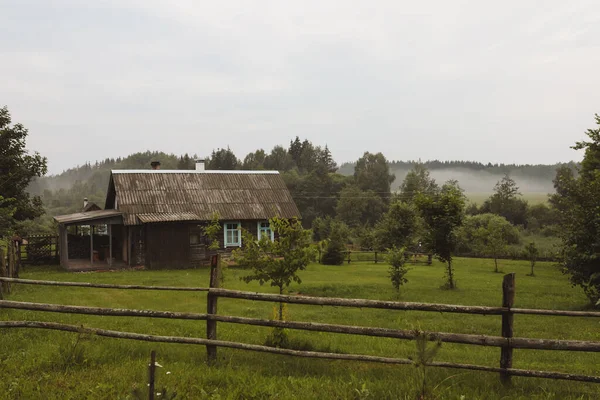 Fa parasztház egy vidéki jelenetben egy felhős napon — Stock Fotó