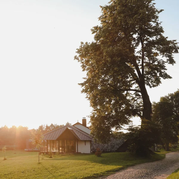 Casă europeană din lemn într-o zonă rurală pitorească la apus de soare în timpul verii — Fotografie, imagine de stoc