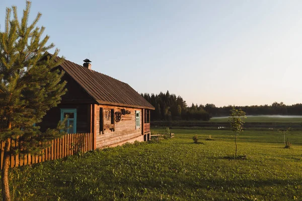 Casă europeană din lemn într-o zonă rurală pitorească la apus de soare în timpul verii — Fotografie, imagine de stoc