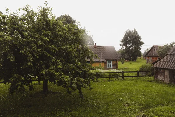 Houten Europees huis in een pittoresk landschap in de zomer — Stockfoto