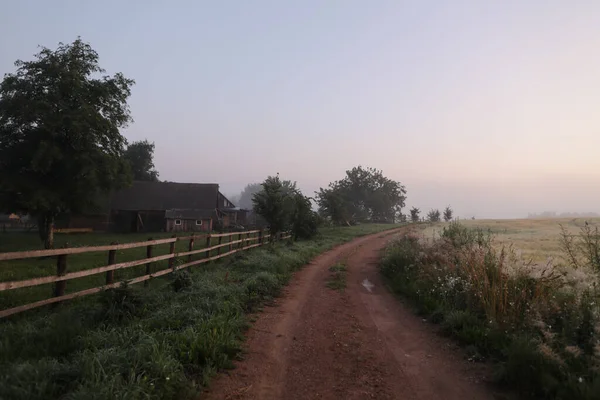 Malerisches Feld und malerische Landschaft bei Sonnenaufgang im Sommer — Stockfoto