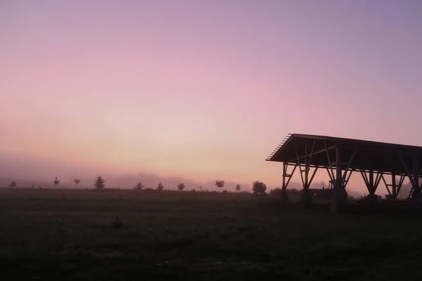 Paisaje campestre pintoresco y el cielo púrpura amanecer en verano — Foto de Stock