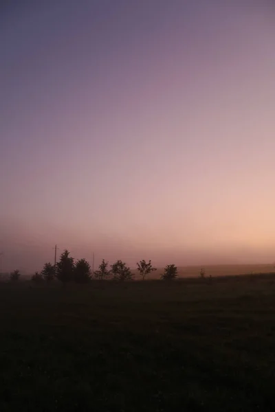 Malerische Landschaft und lila Sonnenaufgangshimmel im Sommer — Stockfoto