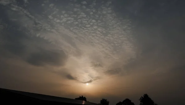 Céu cênico do por do sol da noite com sol e nuvens. paisagem nublada de crepúsculo magestic — Fotografia de Stock