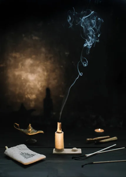 Palo Santo trzymać w ogniu z dymem w pięknym świeczniku. Uzdrawianie, medytacja, relaks, koncepcja oczyszczająca. Palo santo drewno, Aromatyczne patyki na ciemnym tle. Przytulny wieczór w domu. — Zdjęcie stockowe