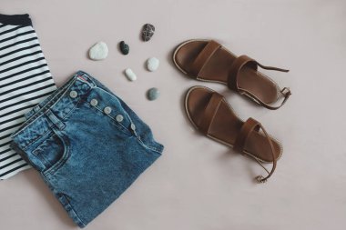 Bej arka planda moda kadınları kıyafetleri, deniz konseptinde tatil.