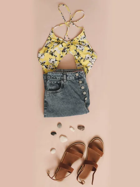 Top view van vrouwelijke casual trendy zomeroutfit met badpak, denim shorts en sandalen. vakantie op zee concept — Stockfoto