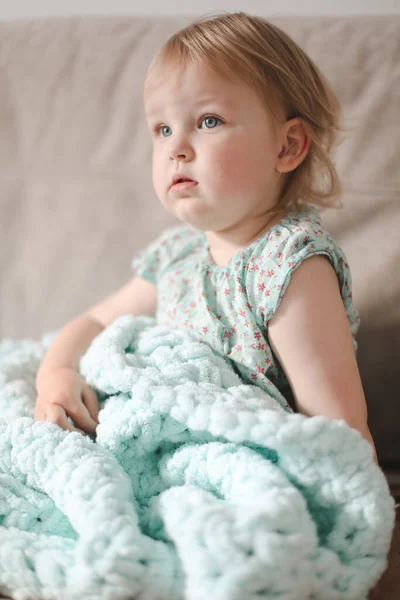 Carino piccolo due anni ragazza sdraiata sotto plaid a casa — Foto Stock