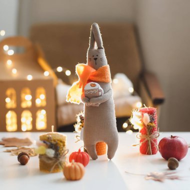 Sonbahar sıcacık hayatı oyuncaklar, mumlar ve yapraklarla dolu. Samimi sonbahar evi dekorasyonu, Şükran Günü konsepti. Düz yatış, hygge tarzı