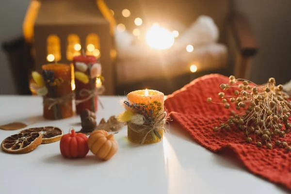 Accogliente composizione autunnale con zucca, candele di cera, foglie secche di sfondo luci bokeh. Autunno, Halloween, Buon Ringraziamento — Foto Stock