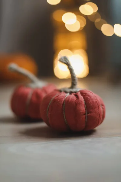 Home autumn decor with cozy fabric pumpkins. Thanksgiving and Halloween concept. — Stock Photo, Image