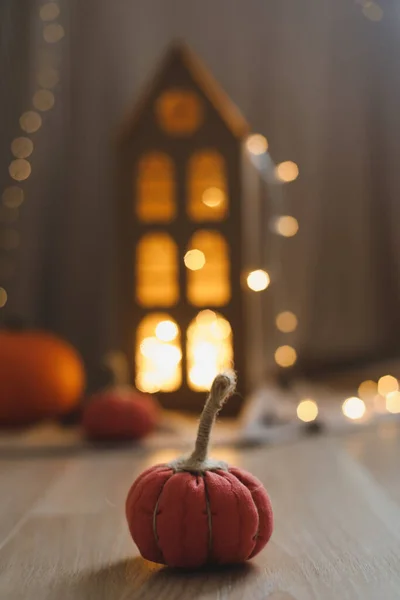 Home autumn decor with cozy fabric pumpkins. Thanksgiving and Halloween concept. — Stock Photo, Image