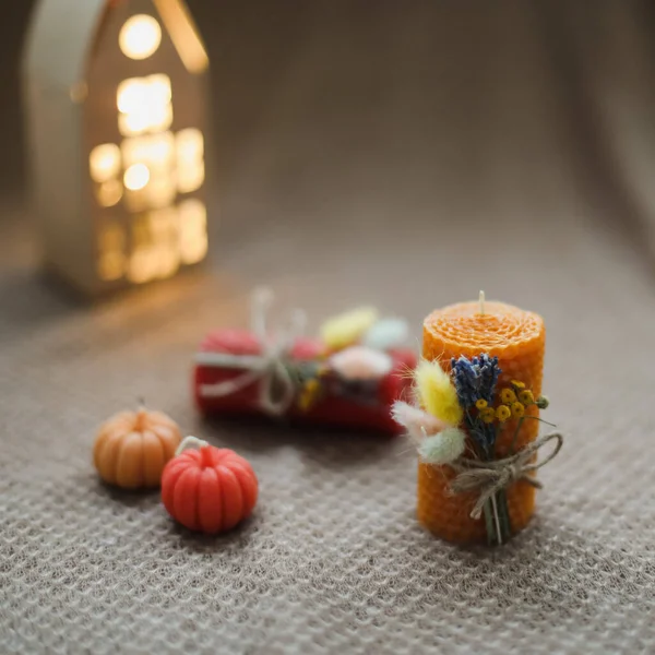 Herbst Wohnkultur mit Kerzen. Gemütliche Herbstkomposition. Glückliches Dankeschön-Konzept. — Stockfoto