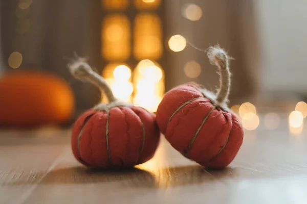 Home autumn decor with cozy fabric pumpkins. Thanksgiving and Halloween concept. — Stock Photo, Image