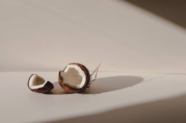 Beyaz arkaplanda izole edilmiş hindistan cevizi parçaları