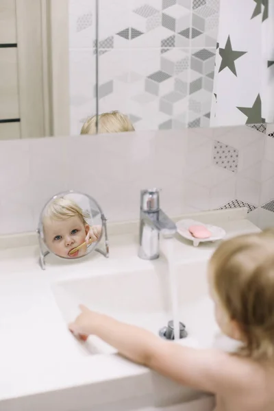 Kleines lustiges Mädchen beim Zähneputzen im Badezimmer — Stockfoto