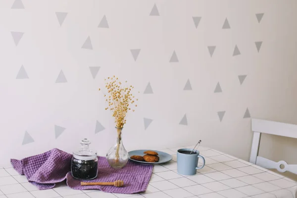 Breakfast with cup of tea and cookies on the table — Stock Photo, Image