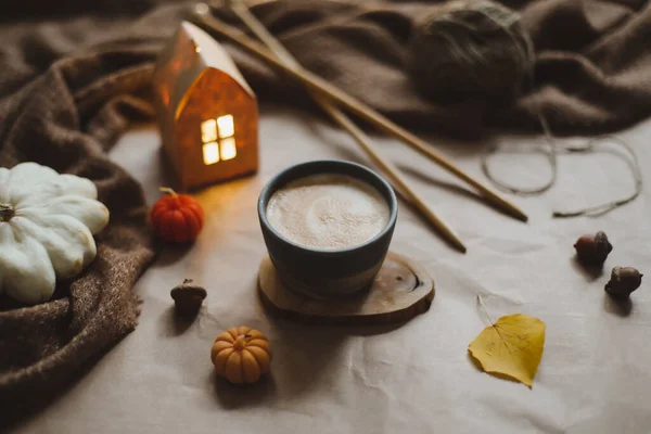 Hösten stilleben detaljer i mysiga heminredning med en kopp, ljus, rutig. Hygge heminredning. Halloween och Thanksgiving koncept — Stockfoto