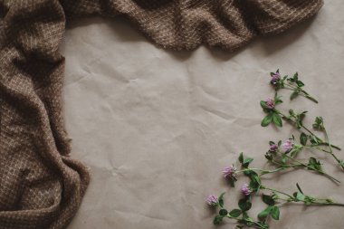 kahverengi kağıt desen arkaplanı çiçekler, üst görünüm, kopyalanma alanı