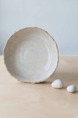 Ahşap masa manzaralı seramik kase. El yapımı seramik sofra takımı ve çömlek