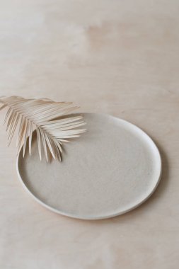 Ahşap masa manzaralı seramik tabak. Minimalist el yapımı seramik sofra takımı ve çömlek