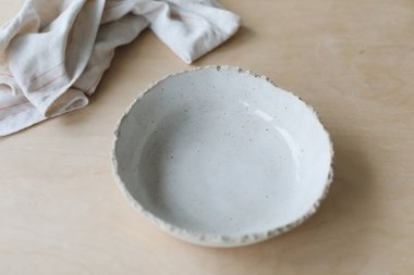 Ahşap masa manzaralı seramik kase. El yapımı seramik sofra takımı ve çömlek