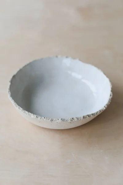 Mangkuk keramik di atas meja kayu. Perangkat dan tembikar keramik buatan tangan — Stok Foto